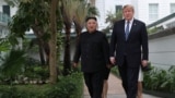 Chủ tịch Kim Jong Un và ông Trump đi dạo chớp nhoáng hôm 28/2. 