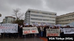 Boğaziçi Üniversitesi Kuzey Kampüs'te okul kafeteryasının kapatılarak yerine yeni bir kafe açılmasına tepki gösteren öğrencilere uzaklaştırma cezası verildi. 